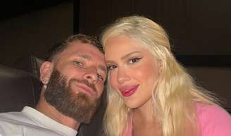 Beijo de Léo Pereira em Karoline Lima na festa do Flamengo faz web reagir: 'Se valorize'.