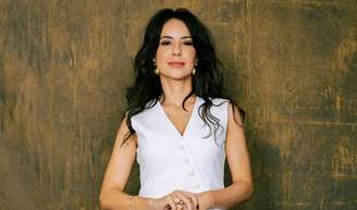 Em 'Três Graças', Andréia Horta faz detox com suco de couve com jiló para manter o corpo aos 42 anos.