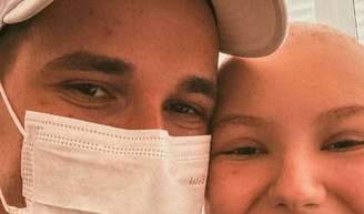 Com Isabel Veloso internada na UTI, Lucas Borba faz aniversário e lamenta ausência da mulher.