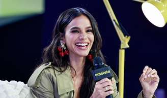 Bruna Marquezine pede para ator tirar a camisa na CCXP 2025 e recebe resposta: 'Vai tirar a graça...'.