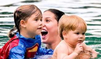 Ana Castela cai na brincadeira em dia de piscina com filhos de Zé Felipe com Virgínia Fonseca. Veja fotos!.