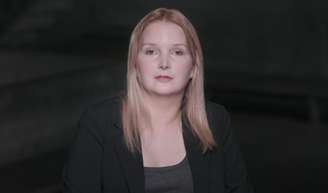 Elize Matsunaga hoje: de chinelo e short, ex-presidiária faz 1ª aparição após sucesso de 'Tremembé' e detalhe rouba a cena. 'Protegida'.