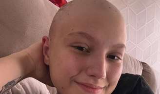 Marido e irmã de Isabel Veloso criticam vazamento de fotos não-autorizadas da influenciadora na UTI.