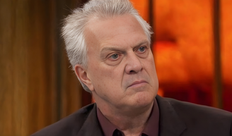'Cara, ele levantou e foi embora': Pedro Bial aponta 'desastre anunciado' em entrevista com famoso cantor internacional.