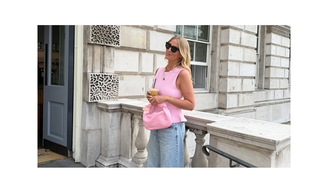 Esses tênis Adidas na cor algodão doce lembram o modelo Samba, mas quase ninguém os tem e são perfeitos para combinar com looks de verão.