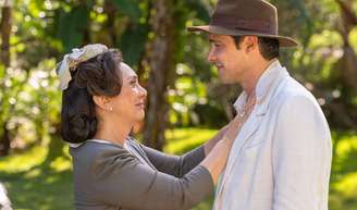 Candinho e Anastácia têm conversa franca durante sonho na novela Êta Mundo Melhor.