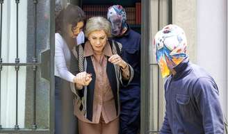 Josefa (Arlete Salles) e Gerluce (Sophie Charlote) viram reféns em assalto na novela 'Três Graças'.