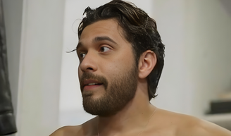 Gustavo Mioto enfrenta perrengue em cena só de toalha na nova novela vertical da Globo e faz revelação dos bastidores.