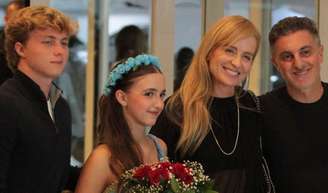 Angélica deixa a barriga de fora em evento com Luciano Huck e Benício e Eva; tamanho da filha caçula chama atenção.