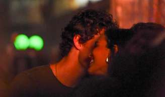 Bruna Marquezine e Shawn Mendes namorando? 'Casal' é flagrado em clima íntimo na praia e web crava romance.