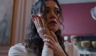 Gerluce (Sophie Charlotte) levou um tapão de Joaquim (Marcos Palmeira) durante assalto das estátuas.