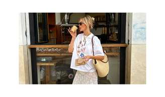 Os tênis Converse perfeitos para mulheres ricas: feitos de couro na cor Cloud Dancer, eles trazem a elegância de volta à moda.