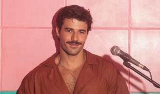 Entrevista | ex-BBB Mateus Pires supera memes e chega de peito aberto em lançamento da carreira musical: 'Tinha medo de não ter oportunidade'.