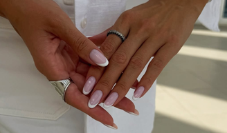 Cinco esmaltes com efeito rejuvenescedor que embelezam as mãos e disfarçam imperfeições neste verão.