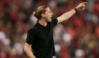 Filipe Luís, técnico do Flamengo, só usa roupa preta por um motivo - que tem conexão surpreendente com Steve Jobs.