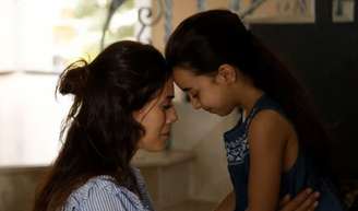 Melek sofre ao ficar longe de Zeynep na novela Mãe.