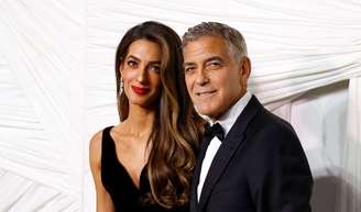 George Clooney, a esposa Amal e os filhos gêmeos de 8 anos agora são felizes em um lugar muito tranquilo e luxuoso.