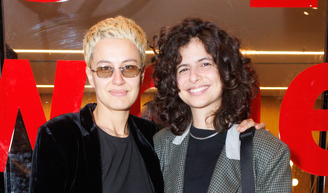 Casadas há 6 meses, filha de Debora Bloch faz raríssima aparição com a esposa cantora e semelhança com a mãe famosa rouba a cena.