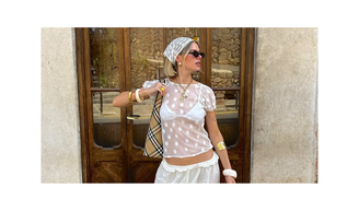 Eu não tinha me rendido à moda dos perfumes árabes até experimentar este perfume de flores brancas, que tem um cheiro de mulher rica e todo mundo adora.