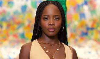 Leona (Clara Moneke) fica com Samuel (Juan Paiva) no final da novela Dona de Mim.