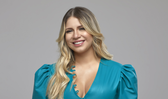 A última imagem de Marília Mendonça: foto inédita mostra cantora com piloto de avião horas antes da tragédia que matou ambos.