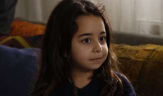 Melek terá que cuidar de irmão mais novo na novela 'Mãe', na Record.