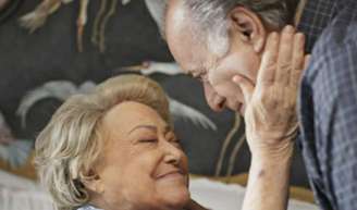 Rosa (Suely Franco) sente falta de Abel (Tony Ramos) no Natal judaico na novela Dona de Mim.