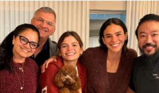 Bruna Marquezine e família ao lado de chef Andy Japa nos Estados Unidos.