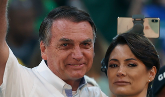 ‘Um milagre…': o motivo que teria feito Michelle Bolsonaro pedir que cirurgia de Jair Bolsonaro fosse adiada para o dia de Natal.