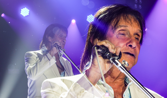 Nem TOC, nem questão religiosa: o motivo emocionante que fez Roberto Carlos alterar a letra de uma música de quase 50 anos em seu especial.