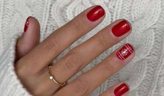 Unhas vermelhas para usar no Natal: fotos de manicures elegantes e luminosas que atrairão todos os olhares.