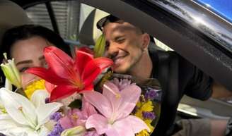 Com direito a buquê, Jade Picon assume namoro com ator de 'Os Donos do Jogo' e 'Elite'; Maisa e mais famosos reagem.