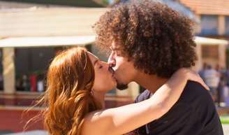 Casamento de Kami e Ryan acontece na novela 'Dona de Mim' em meio a queda de noiva.