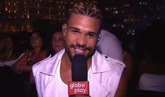 Lucas Leto deixa Sardinha para trás ao apresentar o Show da Virada na Globo.