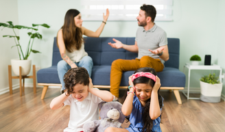 Se você cresceu vendo discussões familiares, é possível que hoje você aja assim sem perceber. A Psicologia identifica cinco padrões emocionais comuns.