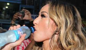 'Beber muita água enquanto se come pode retardar a digestão', diz especialista em saúde da microbiota Marta León.