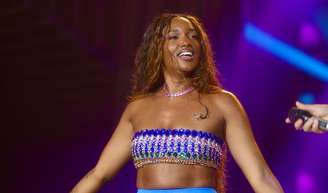 Iza e ator que foi Pedrinho no 'Sítio do Pica-Pau Amarelo' trocam beijos quentes em área exclusiva de hotel de luxo no Rio.