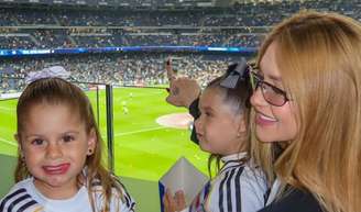 De camisa personalizada, filha de Virgínia se atrapalha ao falar nome do namorado da mãe em vídeo.