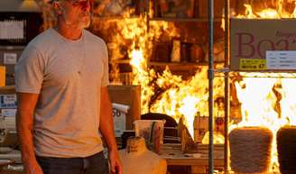 Jaques (Marcello Novaes) coloca fogo na empresa Boaz com Filipa e Sofia dentro.