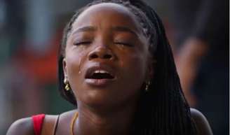 Leona (Clara Moneke) reconstrói coleção após incêndio na Boaz em 'Dona de Mim'.