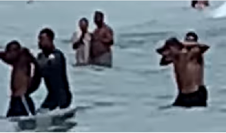 Adolescentes são detidos dentro do mar após roubarem corrente de prata de mulher em Guarujá (SP)