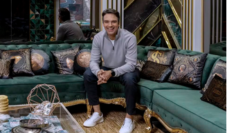 Tadeu Schmidt na casa do BBB 26