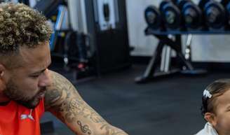 Filha de Neymar e Bruna Biancardi, Mavie 'sua a camisa' em 'treino' com o pai e conquista a web: 'Melhor combustível'.