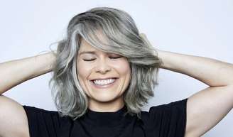 Alberto Cerdán, cabeleireiro: 'Existem cabelos grisalhos mais grossos, mais resistentes e com cutícula fechada. Estes requerem fórmulas específicas'.