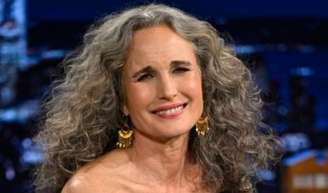 Carolina Avendaño, cabeleireira especialista em cachos: 3 dicas para tratar os cabelos grisalhos em cabelos cacheados.