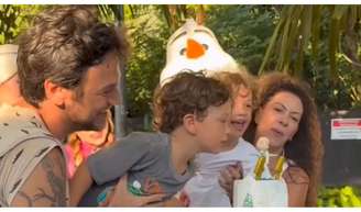 Emilio Dantas e Fabiula Nascimento comemoraram o aniversário de 4 anos dos filhos gêmeos.