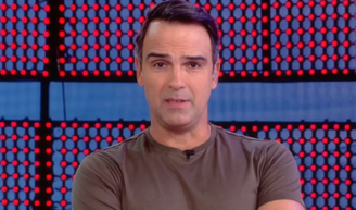 'BBB 26' começa sem entrada ao vivo e surpreende público com anúncio direto de Tadeu Schmidt nas redes: 'Que palhaçada!'.