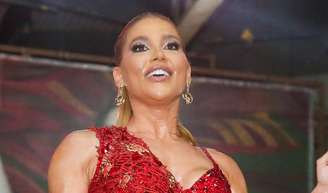 Virgínia voltou! Com look de crochê, namorada de Vini Jr. vai pela 1ª vez no ano a ensaio do carnaval 2026 da Grande Rio.