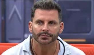 Globo toma decisão de manter o vínculo contratual com Henri Castelli; ator receberá cachê.