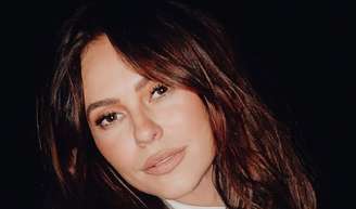 Diogo Nogueira, foi você? Paolla Oliveira é surpreendida com R$ 10 mil em rosas vermelhas, um mês após separação do cantor.